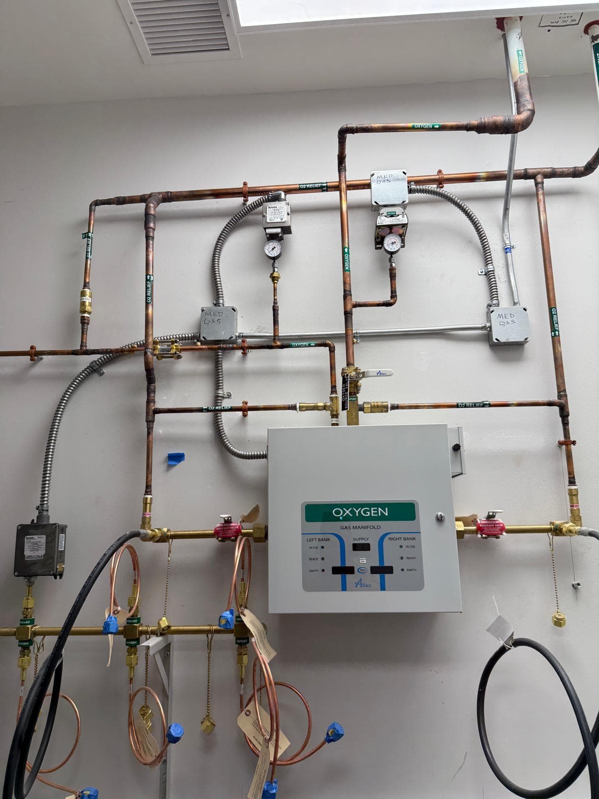 Medical gas oxygen manifold