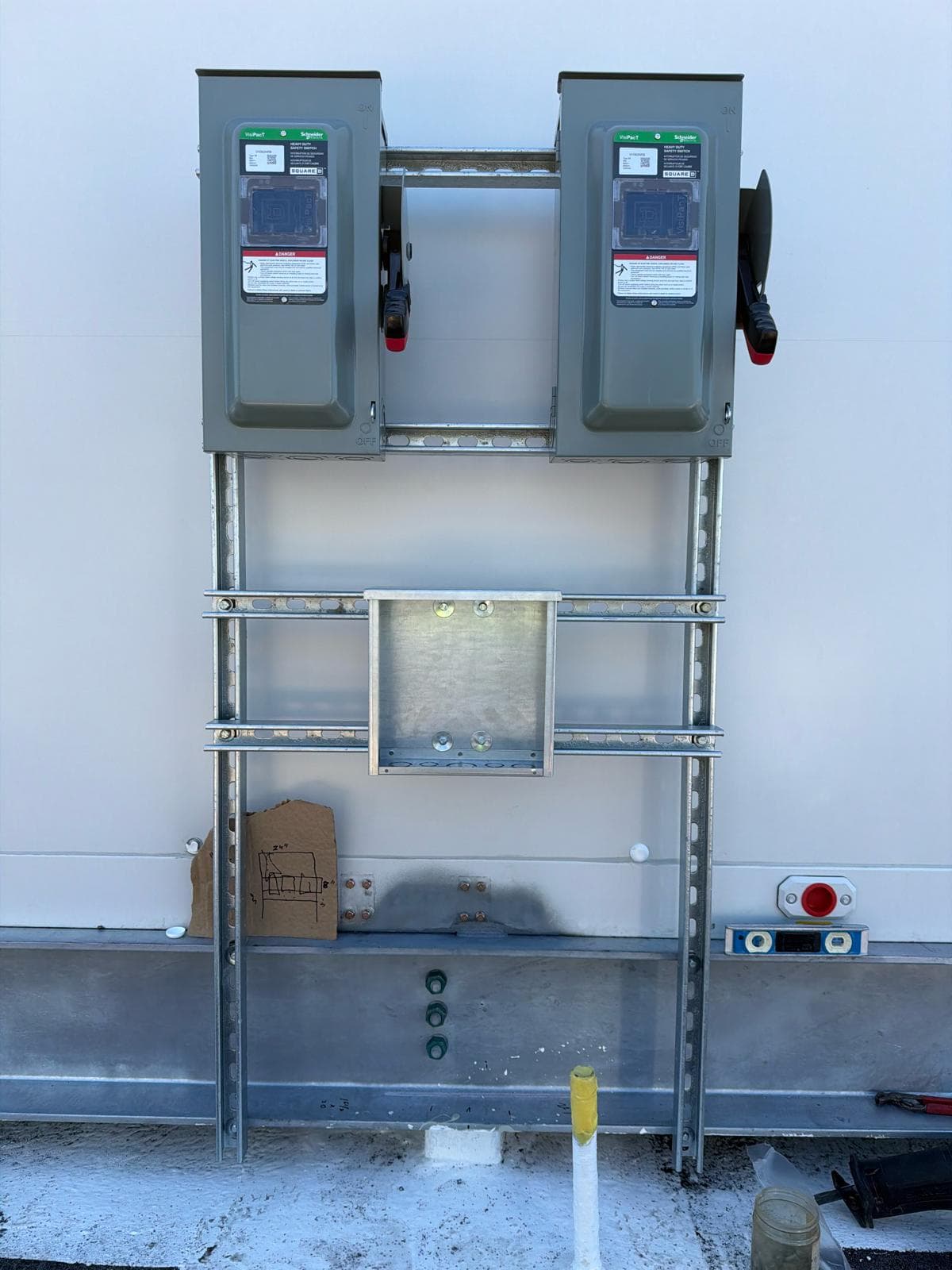 Rooftop disconnects on strut
